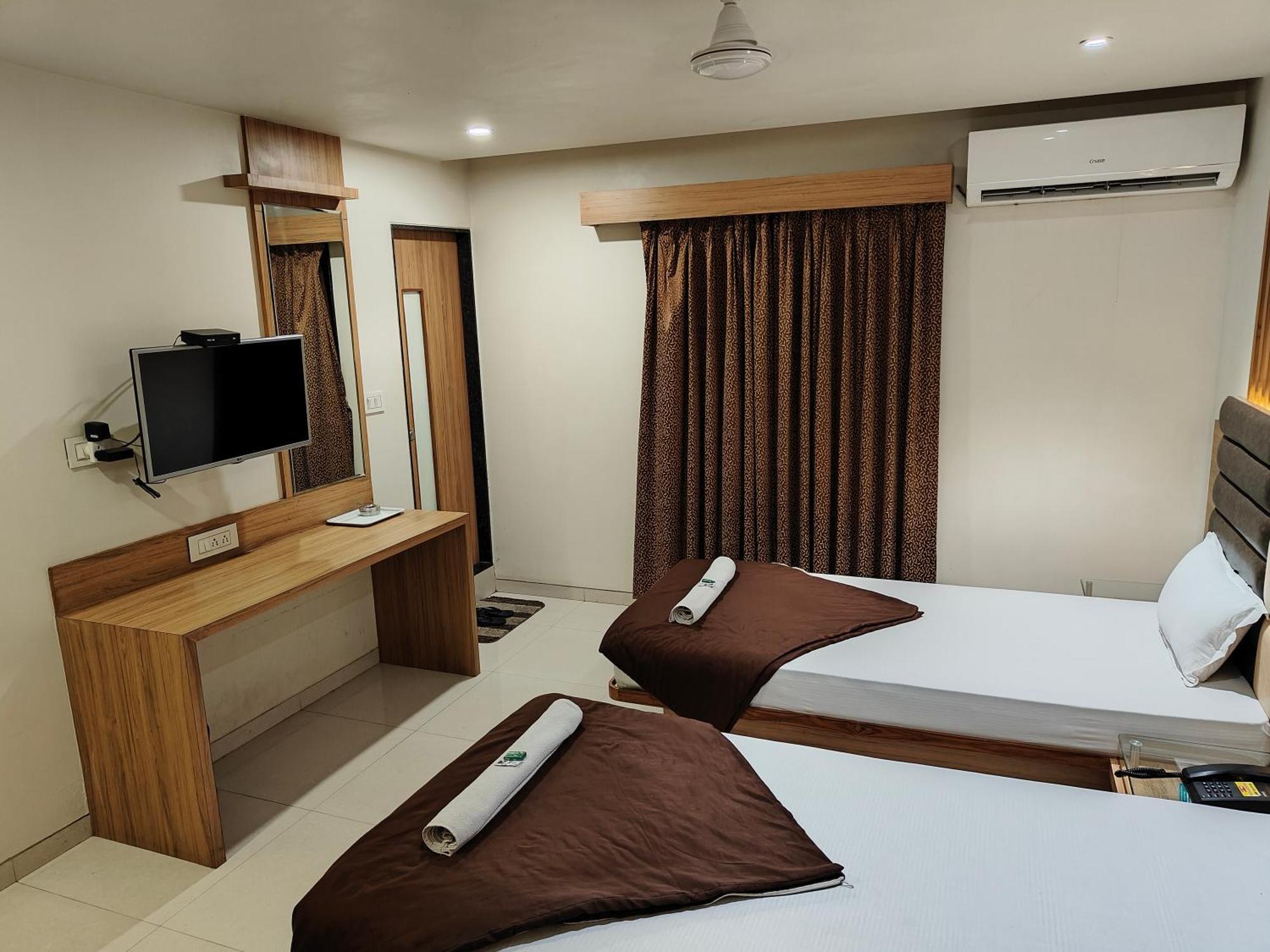 Hotel Sahyog & Rooms Surat Zewnętrze zdjęcie