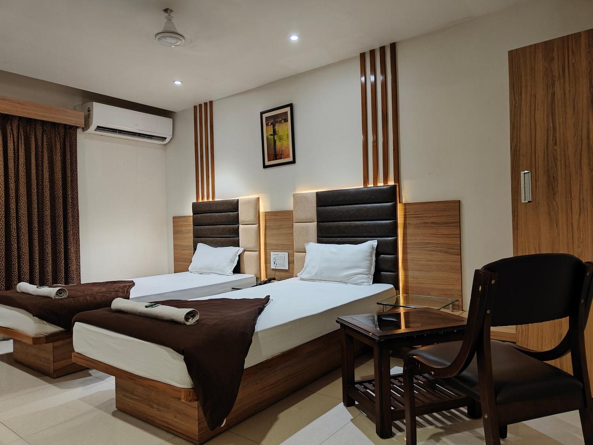Hotel Sahyog & Rooms Surat Zewnętrze zdjęcie