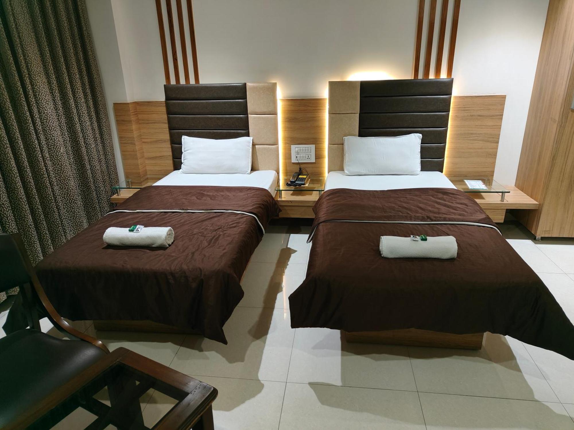 Hotel Sahyog & Rooms Surat Zewnętrze zdjęcie