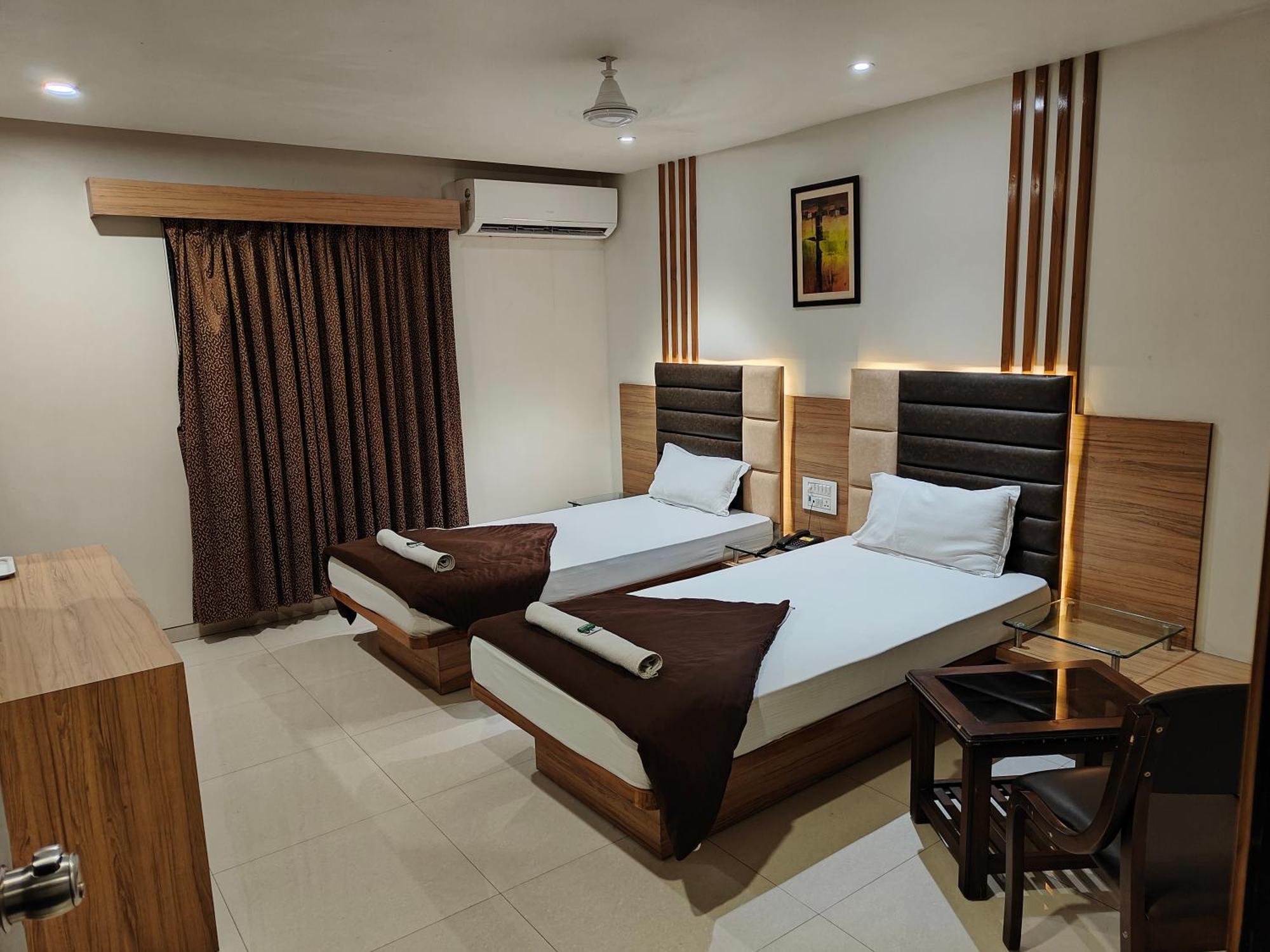 Hotel Sahyog & Rooms Surat Zewnętrze zdjęcie